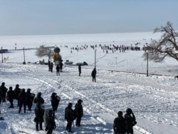 Протестующие во Владивостоке на льду залива